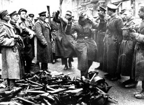 image Soldados de las tropas alemanas se entregan a los rusos