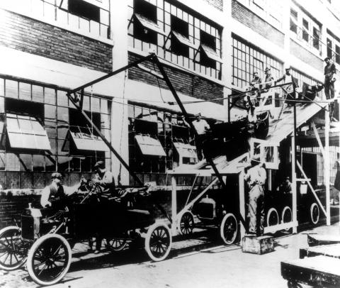 image Línea de ensamblaje de la Fábrica Ford en 1913