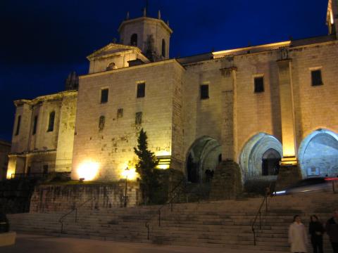 image Exterior iluminado de noche, Catedral de Santander