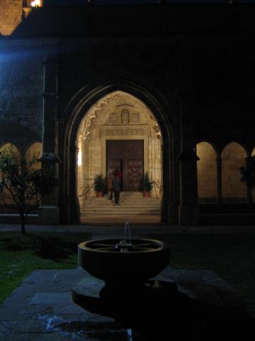 image Claustro iluminado de noche, Catedral de Santander