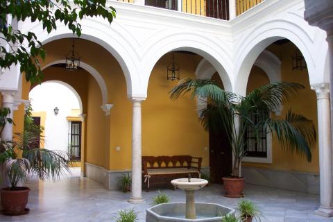 image Patio andaluz en el barrio de Los Remedios, Sevilla