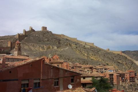 image Vista de Albarracín con las murallas al fondo, Teruel