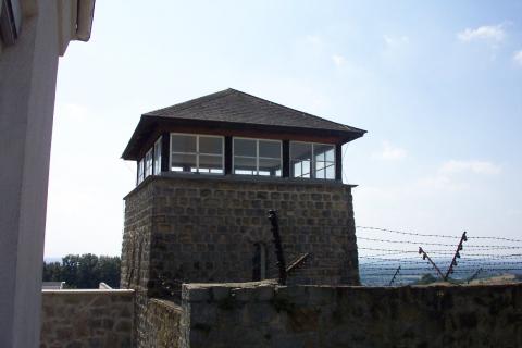 image Torre de vigilancia del campo de exterminio de Mauthausen, Austria
