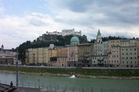 image Casas junto al río Salzach en Salzburgo, Austria