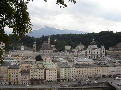 image Casas junto al río Salzach en Salzburgo, Austria