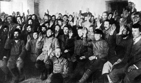 image Un grupo de campesinos vota en 1918 la entrega de ayudas al frente bolchevique