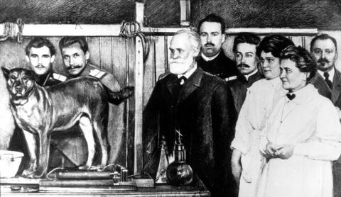 image Paulov, su equipo y uno de los perros con los que demostró la teoría del reflejo condicionado