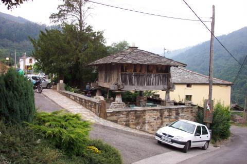 image Hórreo en Villanueva de Trevías, Asturias