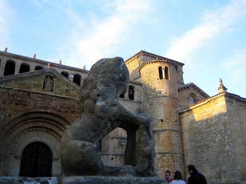 image Exterior de la Colegiata, Santillana del Mar, Cantabria