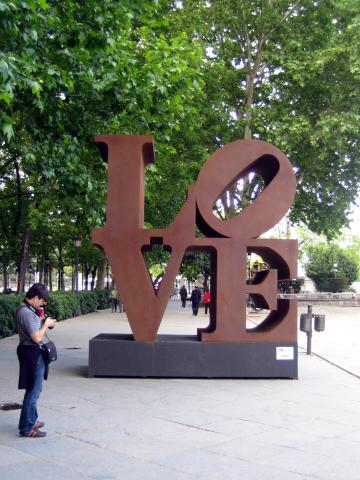 image Love, escultura de Robert Indiana, Madrid