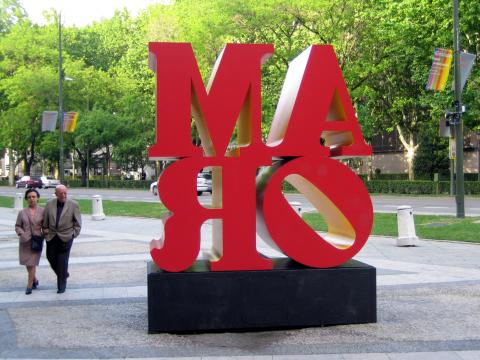 image Amor, escultura de Robert Indiana, Madrid