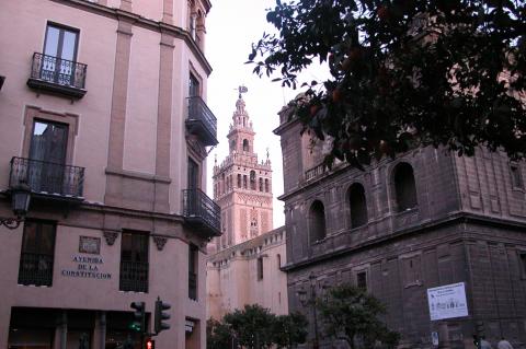 image Calle del centro de Sevilla con la Giralda al fondo