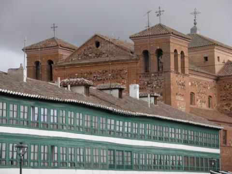 image Detalle de la iglesia de San Agustín y de las balconadas de la Plaza Mayor, Almagro, Ciudad Real