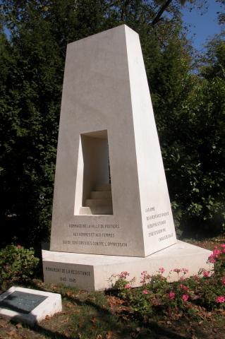 image Monumento en el Parque de Blossac, Poitiers, Francia