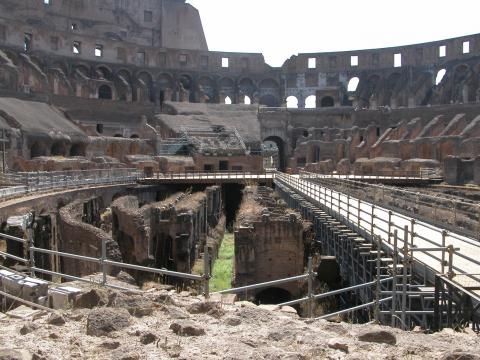 image Interior del Coliseo, Roma, Italia