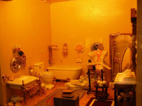 image Cuarto de baño de una casa de muñecas