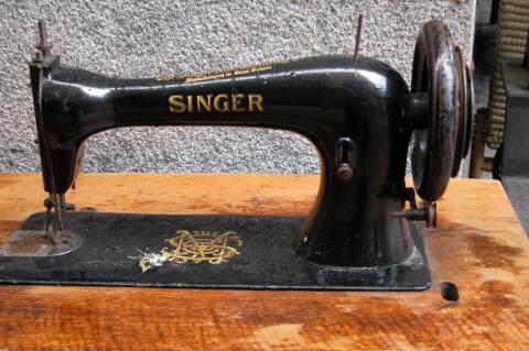 image Máquina de coser antigua