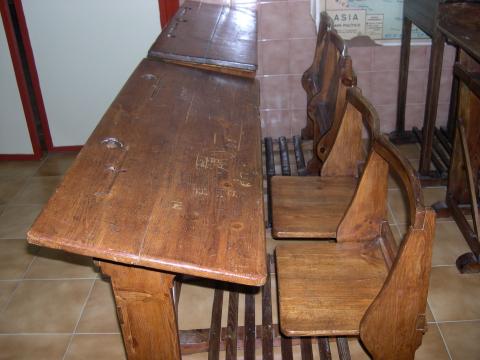 image Pupitres en una escuela antigua