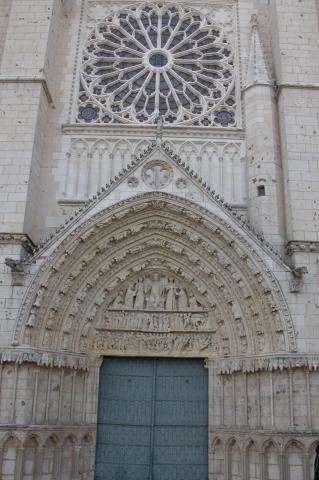 image Puerta central y rosetón de la Catedral de Saint-Pierre, Poitiers
