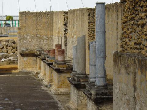 image Escenario del teatro romano, Ruinas de Itálica, Santiponce, Sevilla