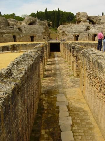image Fosa del anfiteatro romano, Ruinas de Itálica, Santiponce, Sevilla
