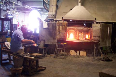 image Hombre trabajando en la fábrica de cristal de Murano en Venecia, Italia