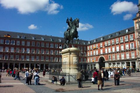 image Plaza Mayor de Madrid con la escultura ecuestre de Felipe III