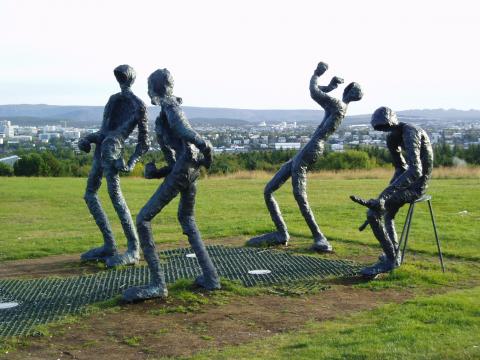 image Grupo escultórico cerca de Perlan, Islandia