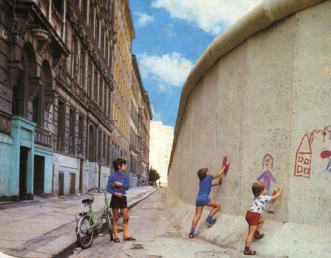 image Niños pintando Muro de Berlín
