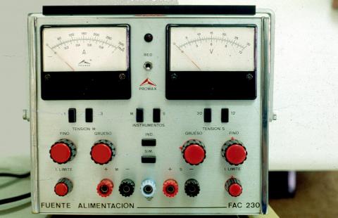 image Amperímetro y voltímetro