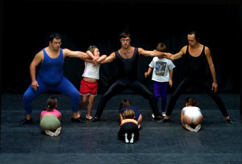 image Bailarines del Psico Ballet Maite León ensayando