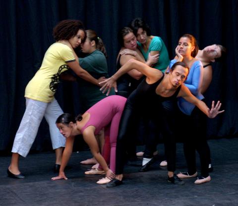 image Bailarines del Psico Ballet Maite León ensayando