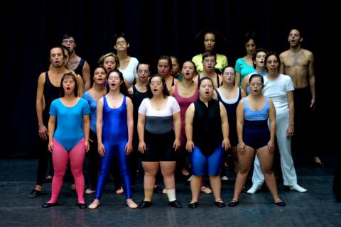 image Bailarines del Psico Ballet Maite León ensayando