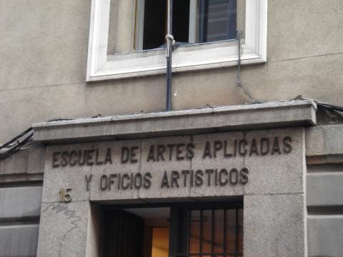 image Entrada de la Escuela de Artes Aplicadas y Oficios Artísticos