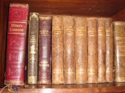 image Libros antigüos, Biblias y misal