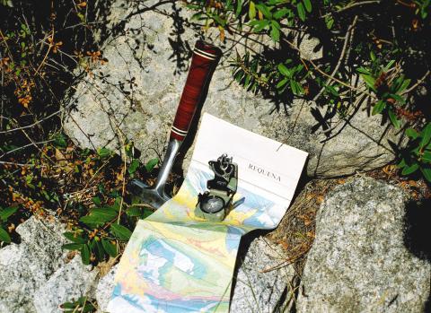 image Brújula y mapa geológico