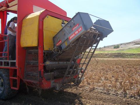 image Máquina de recolectar patatas
