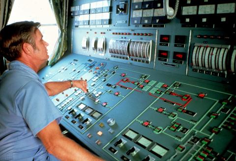 image Cuadro de mandos de una plataforma petrolífera