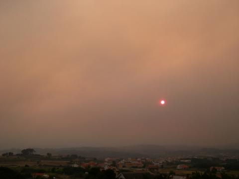 image Humareda de incendio en La Puebla de Caramiñal, A Coruña