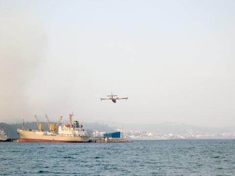 image Hidroavión sobrevolando un incendio en La Puebla de Caramiñal, A Coruña