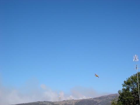 image Hidroavión sobrevolando un incendio en La Puebla de Caramiñal, A Coruña