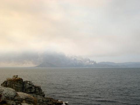 image Vista, desde el Castro de Baroña, del foco de un incendio, A Coruña