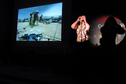 image Cantante en plena actuación