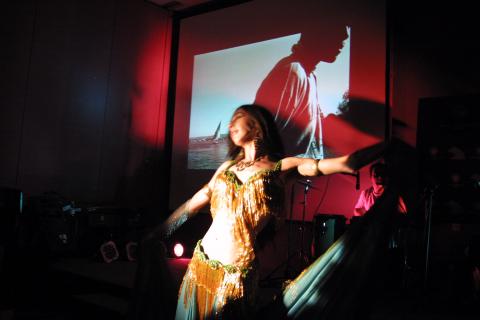 image Bailarina ejecutando danza