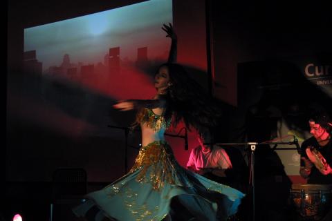 image Bailarina ejecutando danza