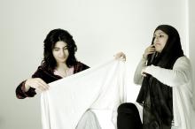 image Dos mujeres inmigrantes de Libia y Arabia Saudí se ponen el velo islámico