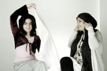 image Dos mujeres inmigrantes de Libia y Arabia Saudí se ponen el velo islámico