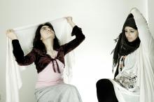 image Dos mujeres inmigrantes de Libia y Arabia Saudí se ponen el velo islámico