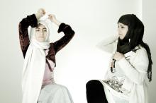 image Dos mujeres inmigrantes de Libia y Arabia Saudí se ponen el velo islámico