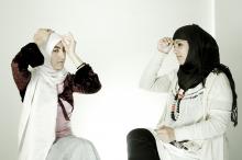 image Dos mujeres inmigrantes de Libia y Arabia Saudí se ponen el velo islámico